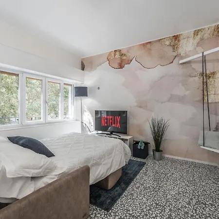 Altalena Sulla Piazza, Un Affaccio D'eccezione