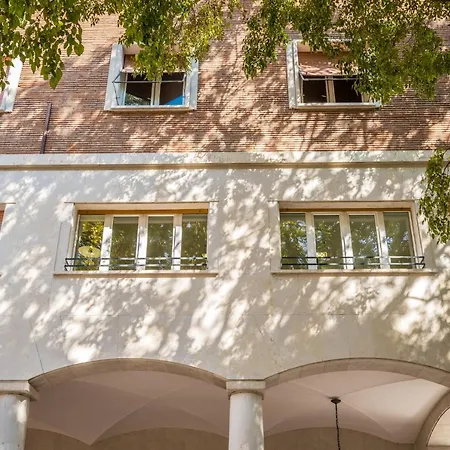 Altalena Sulla Piazza, Un Affaccio D'eccezione Модена