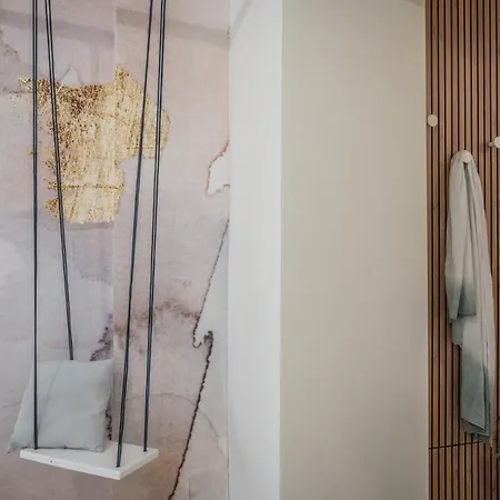 Altalena Sulla Piazza, Un Affaccio D'eccezione