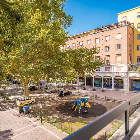 Altalena Sulla Piazza, Un Affaccio D'eccezione