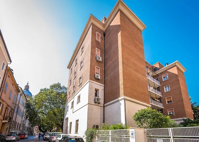 Altalena Sulla Piazza, Un Affaccio D'eccezione